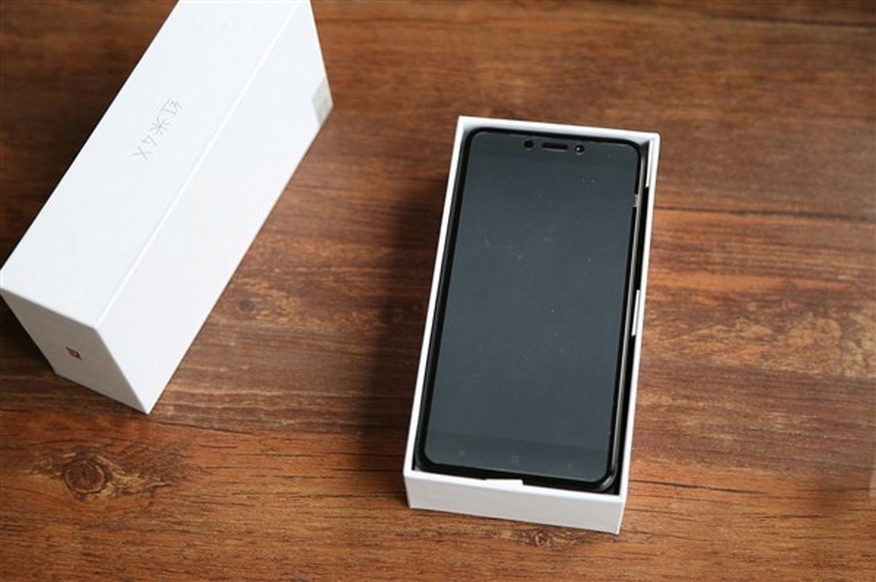 Redmi 4X màu đen nhám là một smartphone rất đẹp Redmi 4X màu đen nhám là một smartphone rất đẹp