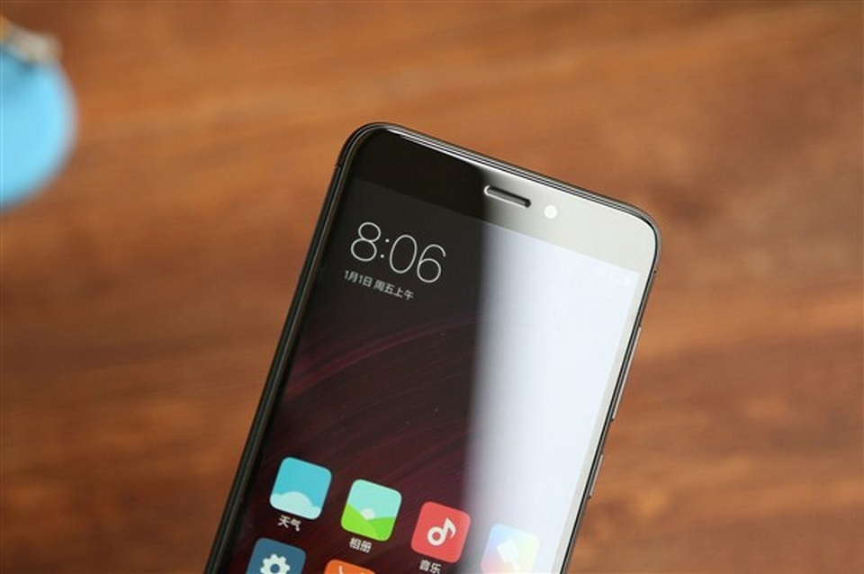 Redmi 4X màu đen nhám là một smartphone rất đẹp Redmi 4X màu đen nhám là một smartphone rất đẹp
