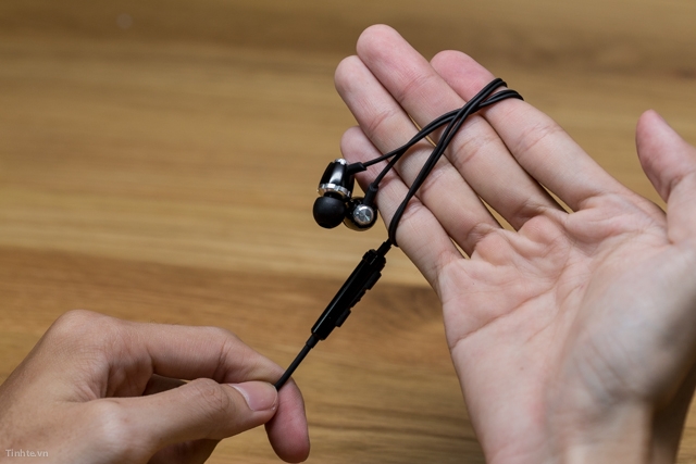 Cách quấn dây tai nghe không bị rối 4