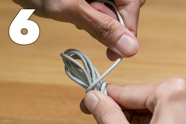Cách quấn dây tai nghe không bị rối 8