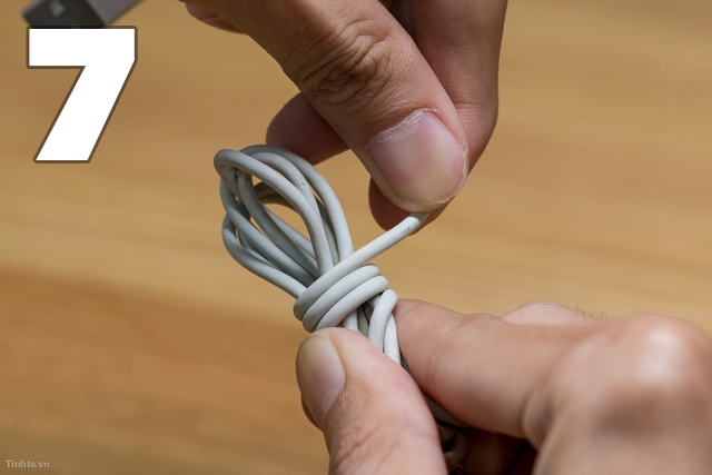 Cách quấn dây tai nghe không bị rối 9