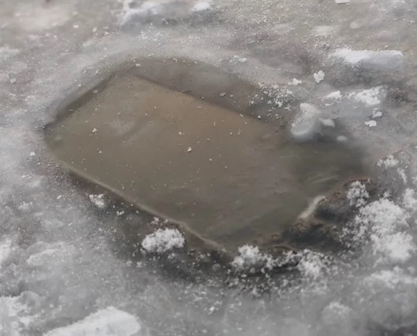 test Huawei Mate 10 Pro bị đóng băng dưới đáy hồ test Huawei Mate 10 Pro bị đóng băng dưới đáy hồ