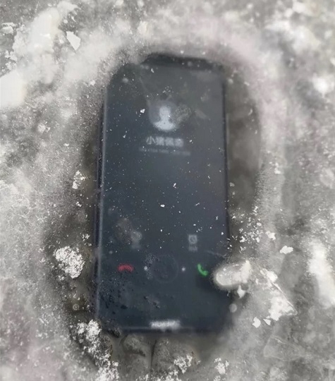 test Huawei Mate 10 Pro bị đóng băng dưới đáy hồ test Huawei Mate 10 Pro bị đóng băng dưới đáy hồ