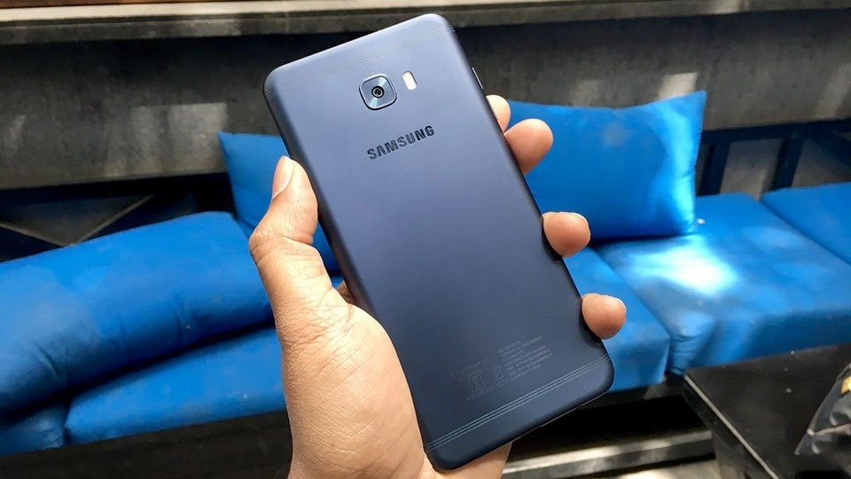 nên mua iPhone 6s plus cũ hay Samsung galaxy c7 pro