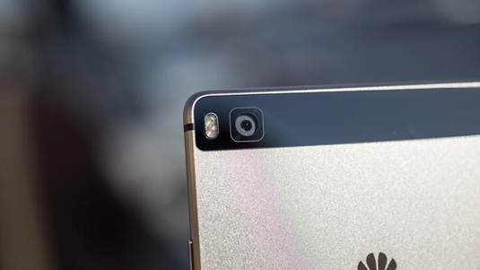 Huawei-P8-vs-Apple-iPhone-6