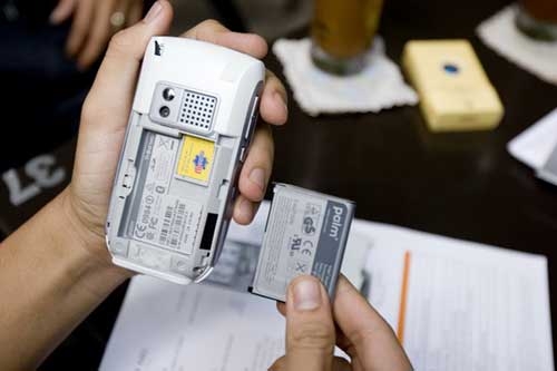 Tháo pin khi điện thoại rơi xuống nước