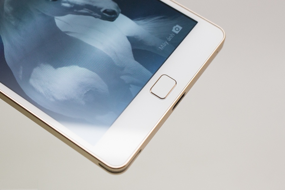 Màn hình lớn 5.3 inch công nghệ AMOLED