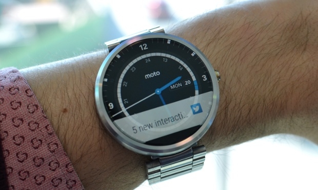 Thông báo tin nhắn hiện trên cổ tay. Android wear. Ảnh: Samuel Gibbs của tờ báo the Guardian