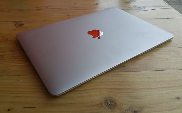 Logo phát sáng truyền thống của Apple được thay thế bởi logo phản chiếu