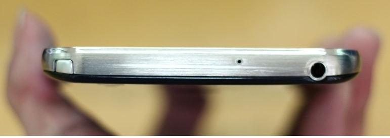 Phía trên là ăng ten cùng jack cắm tai nghe 3.5 mm
