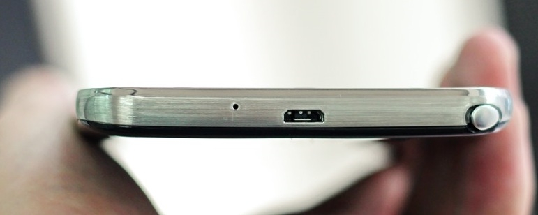 Phía dưới là cổng kết nối Micro USB cùng bút cảm ứng Stylus