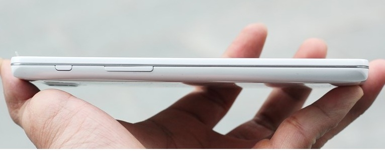 Cạnh trái  là nút QButton và nút điều chỉnh tăng giảm âm lượng