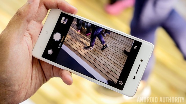 Máy ảnh 13MP mặt sau và 8MP mặt trước