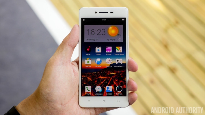 OPPO R7 sử dụng Android 4.4 KitKat với giao diện Color OS 2.1