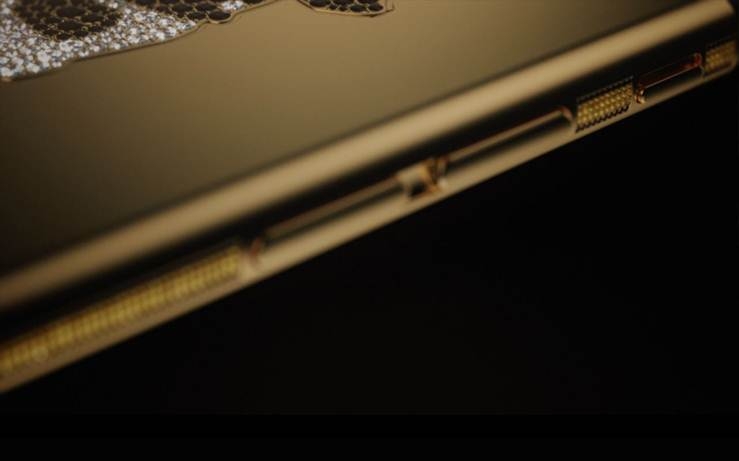 iPhone 6 bằng vàng khối 18k đầu tiên trên thế giới của Mana Skull