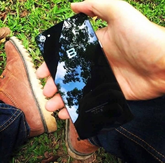 Mặt sau của điện thoại Bphone