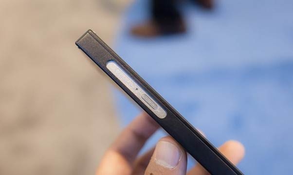 Giá bán Bphone và các đối thủ cạnh tranh