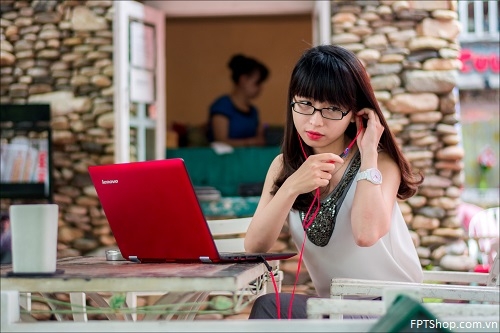 Lenovo Yoga 500 sành điệu bên người đẹp