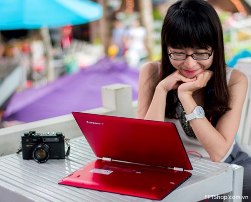 Lenovo Yoga 500 sành điệu bên người đẹp
