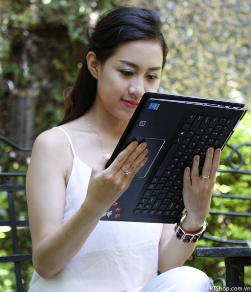 Lenovo Yoga 500 sành điệu bên người đẹp