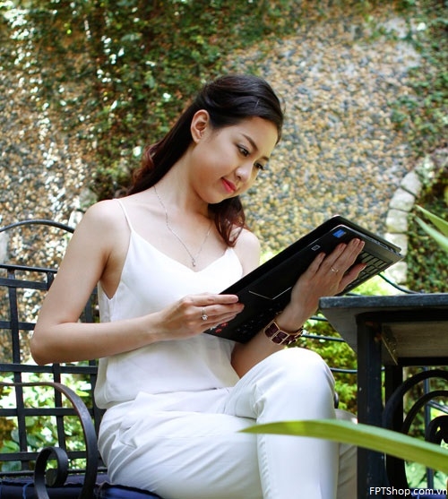 Lenovo Yoga 500 sành điệu bên người đẹp
