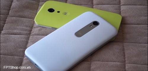 Nắp lưng của hai thiết bị (Moto G 2015 màu trắng)