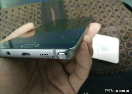 Nhưng vẫn sở hữu bút S-Pen và cổng microUSB truyền thống