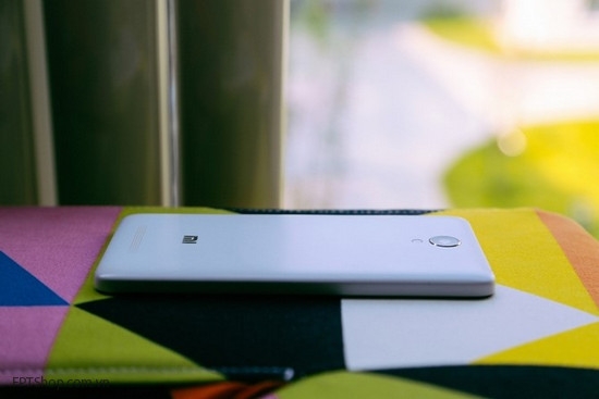 Hình ảnh chụp nghiêng của chiếc Redmi Note 2