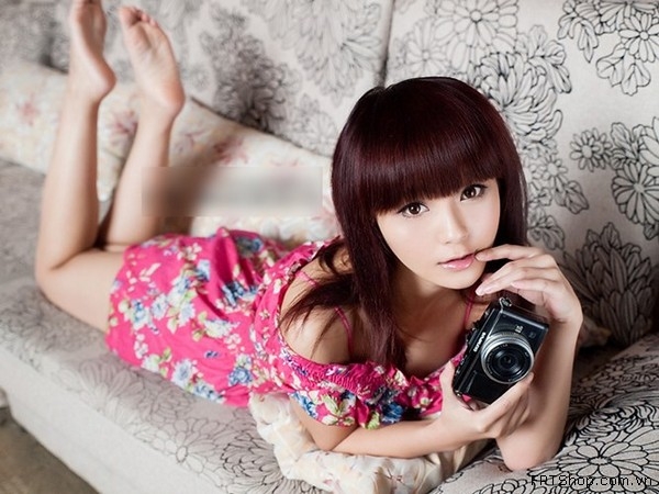 Nóng bỏng dáng người đẹp bên máy ảnh mirrorless