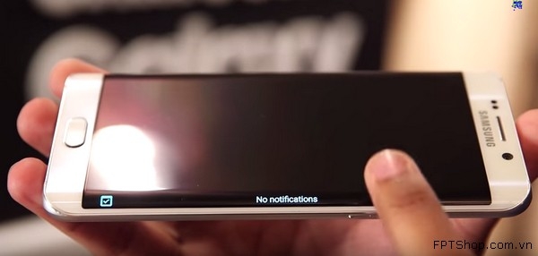 Một màu cực kỳ đẹp là xanh ngọc lục bảo nhưng chưa có trên chiếc S6 Edge Plus này