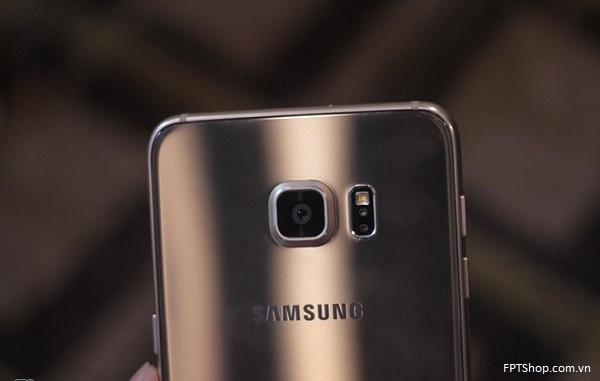 Dung lượng pin của chiếc Galaxy S6 Edge Plus là 3000 mAh