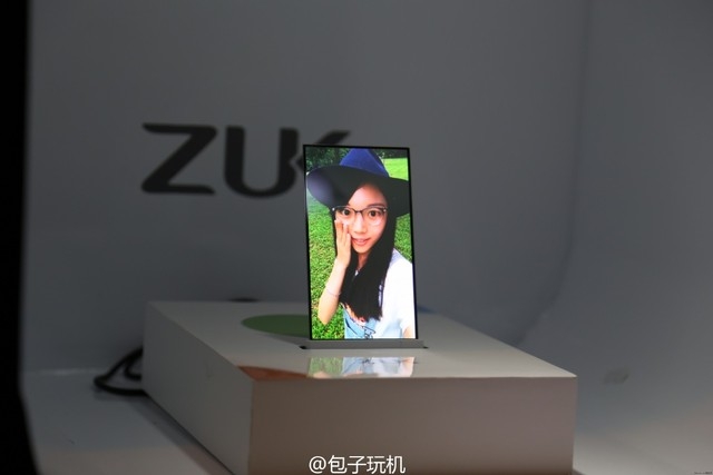 Lenovo trình làng nguyên mẫu smartphone trong suốt tại Trung Quốc