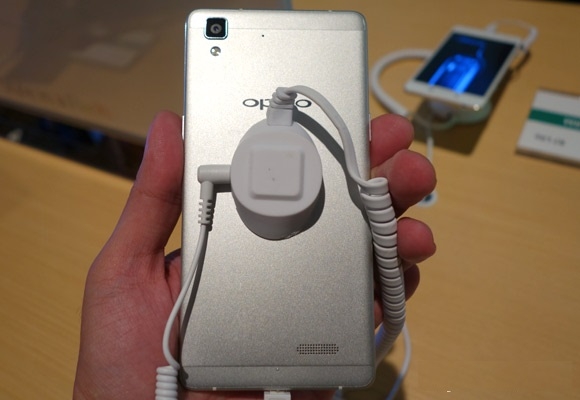 Mặt sau của OPPO R7 Lite