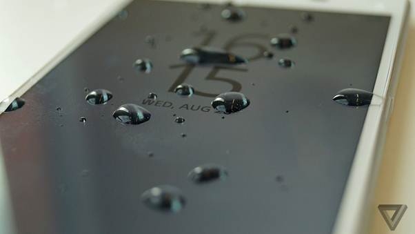 Mặt kính chống nước, chống vân tay của Xperia Z5