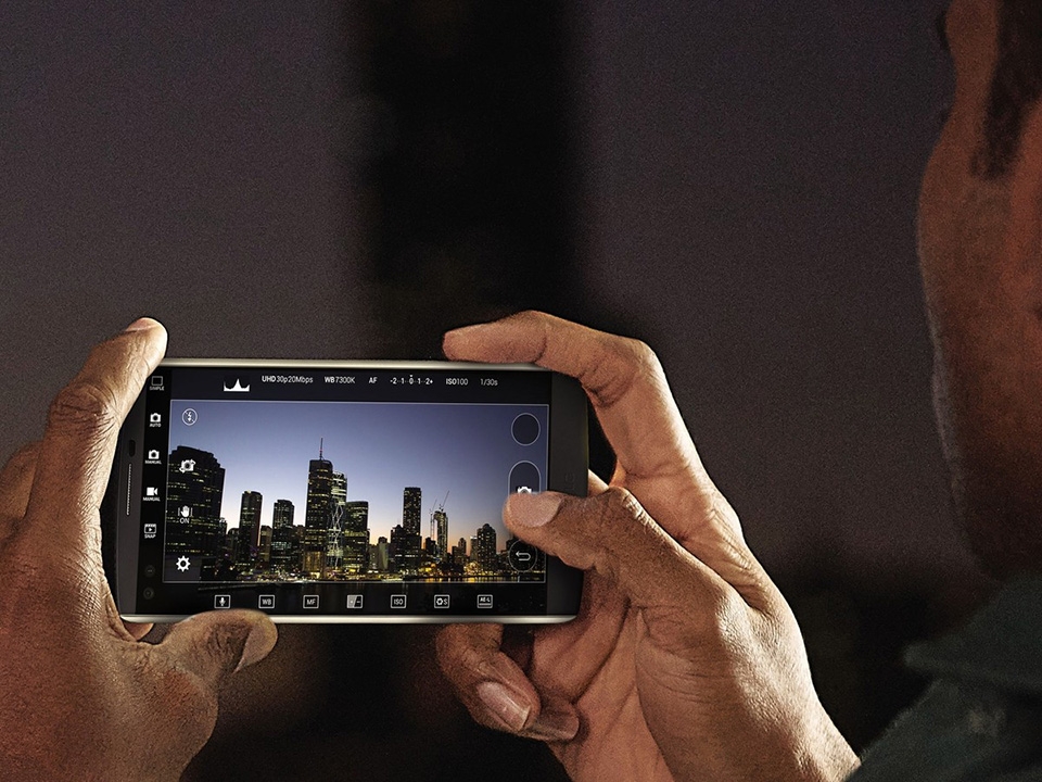 LG V10 ra mắt với 2 màn hình, camera selfie kép và RAM 4GB 7