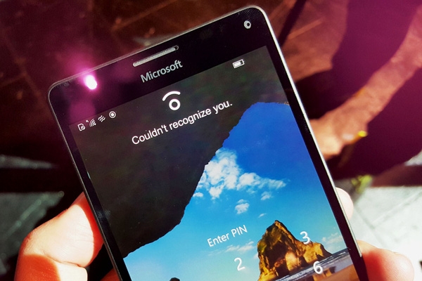 Cảm biến võng mạc trên Microsoft Lumia 950/950XL