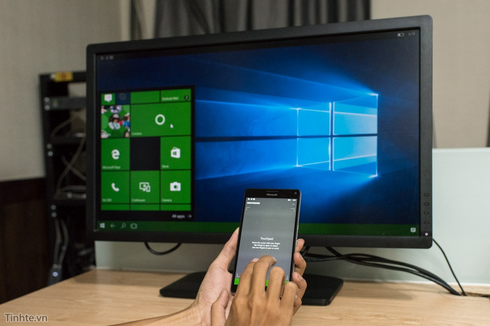 Dùng thử Continuum trên Lumia 950 XL bằng thiết bị chuyển đổi HDMI