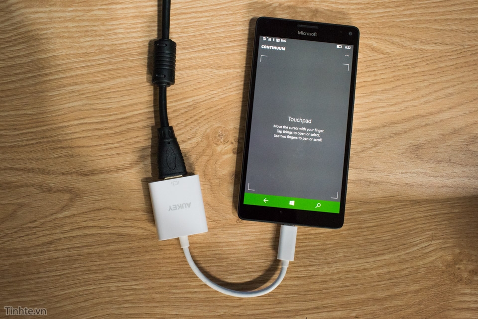 Dùng thử Continuum trên Lumia 950 XL bằng thiết bị chuyển đổi HDMI