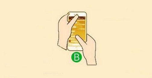 Một tay giữ điện thoại và điều khiển bằng ngón cái của tay kia