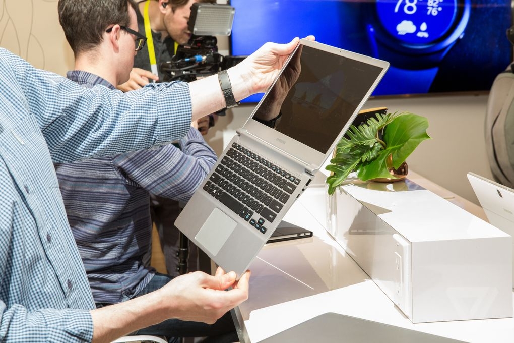 Thiết kế đẹp khó rời mắt của Samsung Notebook 9