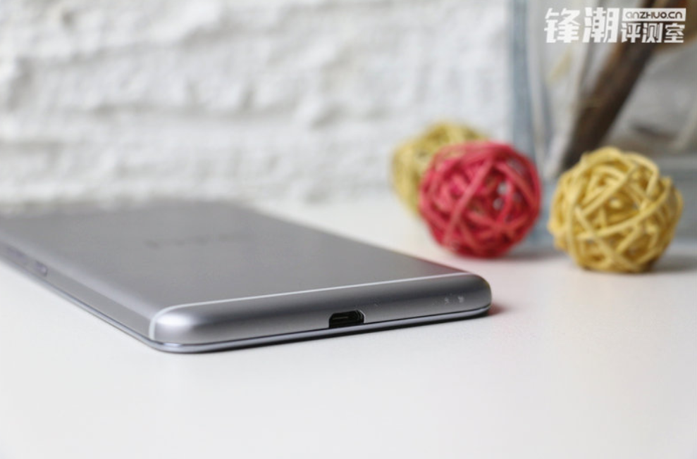 Cạnh dưới với khe cắm sạc