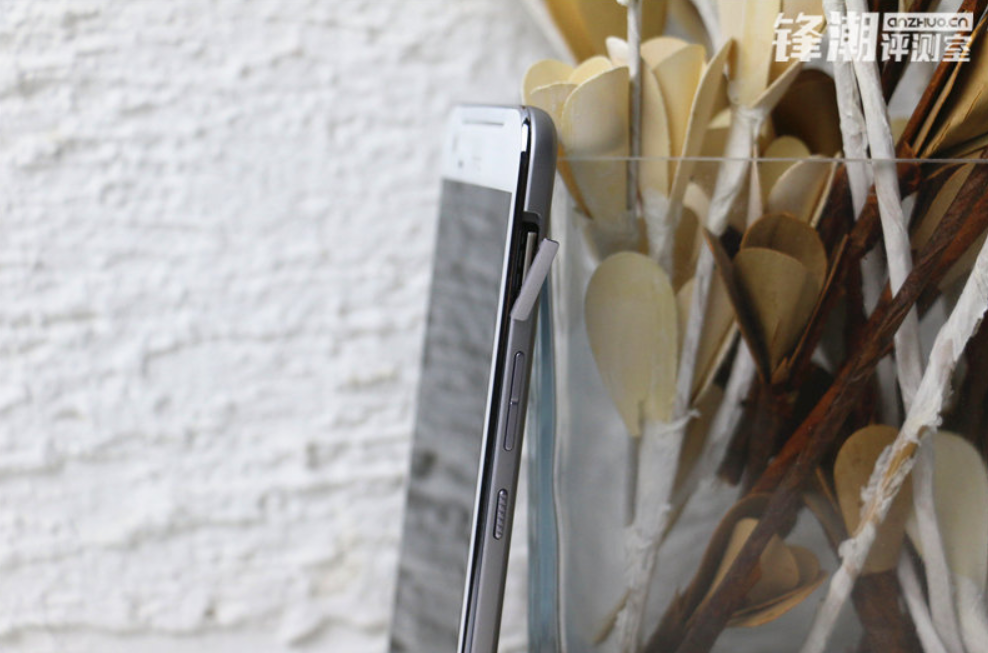 Cạnh bên với khe cắm thẻ nhớ, tăng giảm âm lượng và nút nguồn