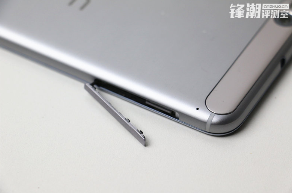 Cạnh trái với khe SIM khá lớn