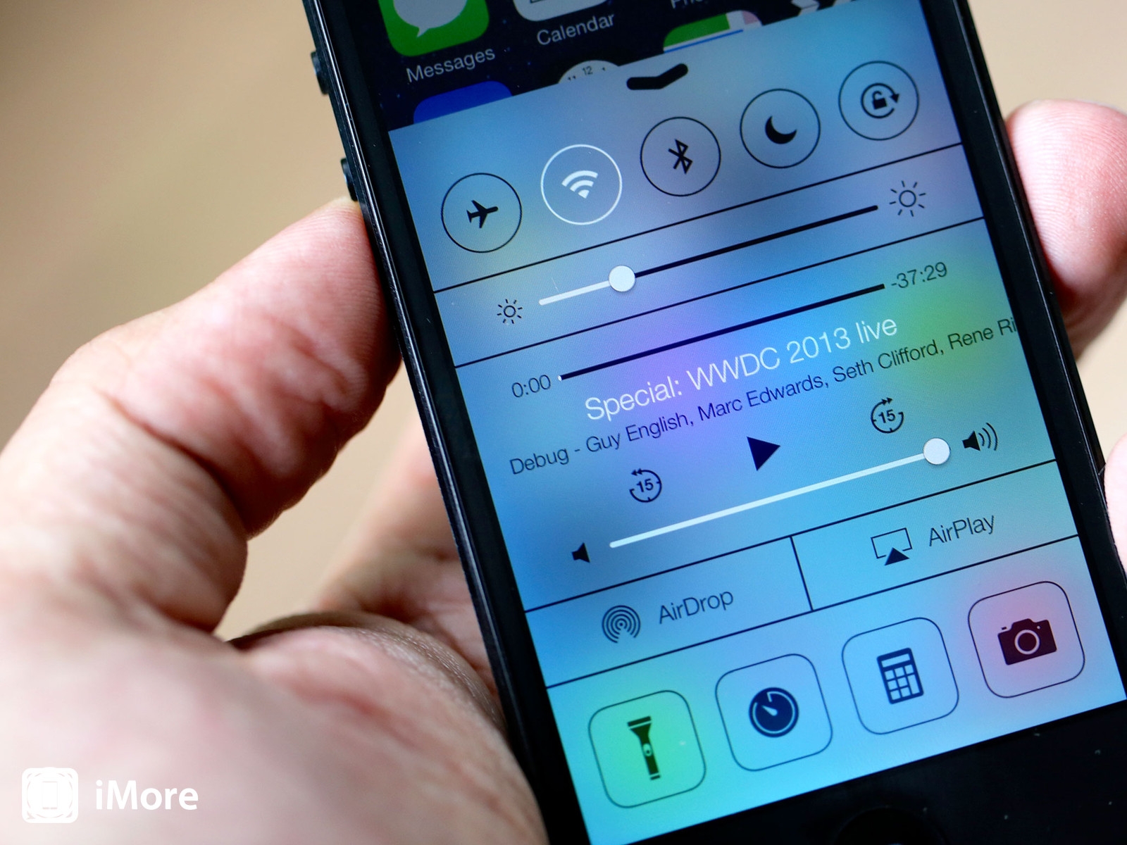 Mách bạn 4 mẹo nhỏ giúp sạc pin iPhone nhanh chóng