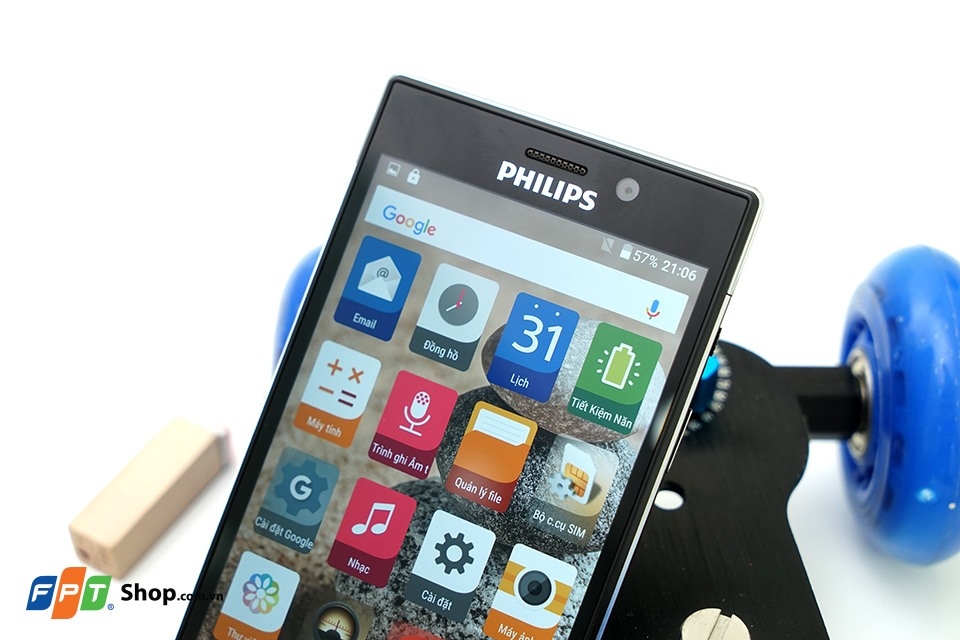 Phillips V787 – giá bình dân, pin siêu “khủng” 5