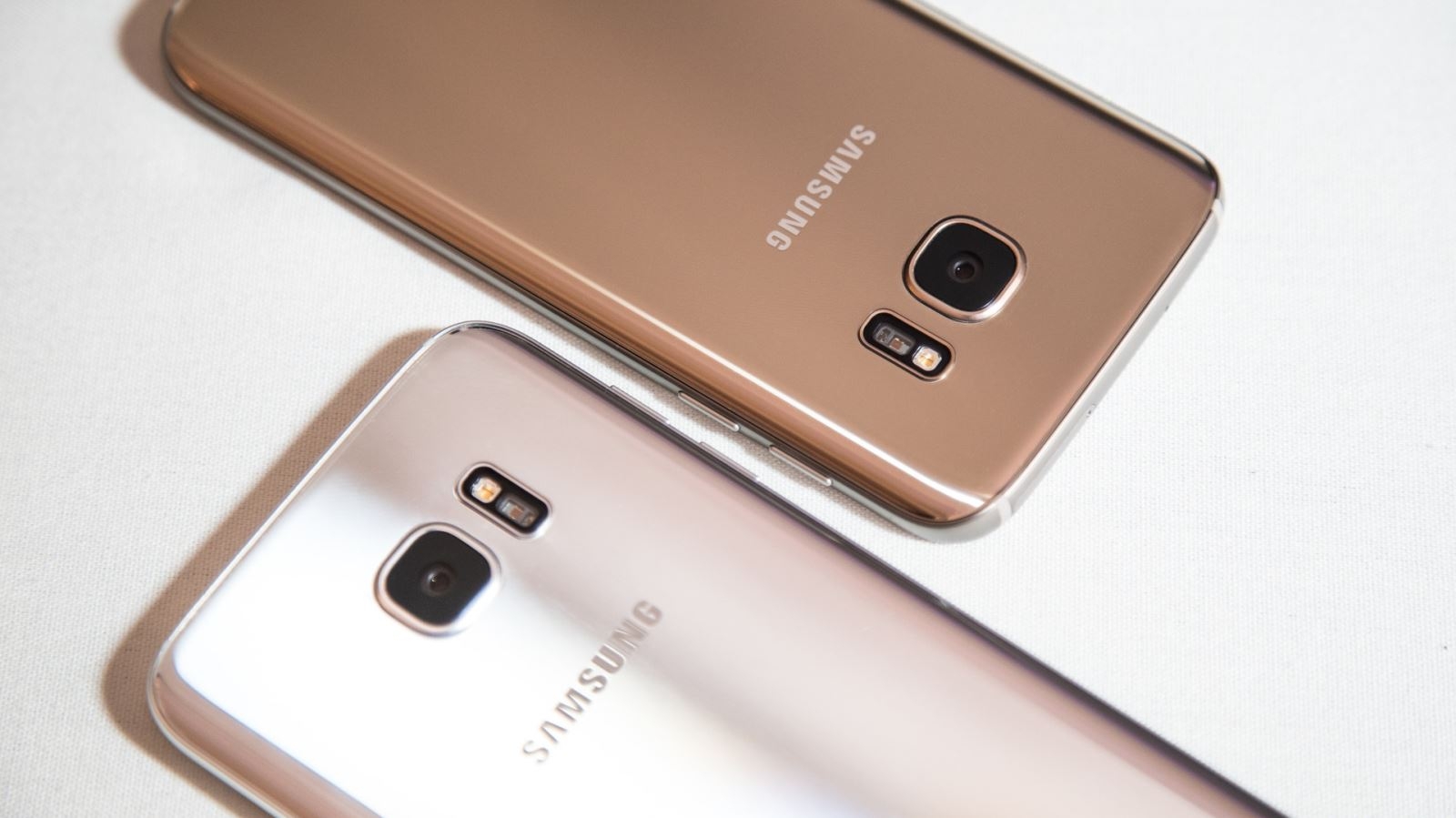 Ra mắt 4 tháng, Galaxy S7 edge còn gì hot? 234