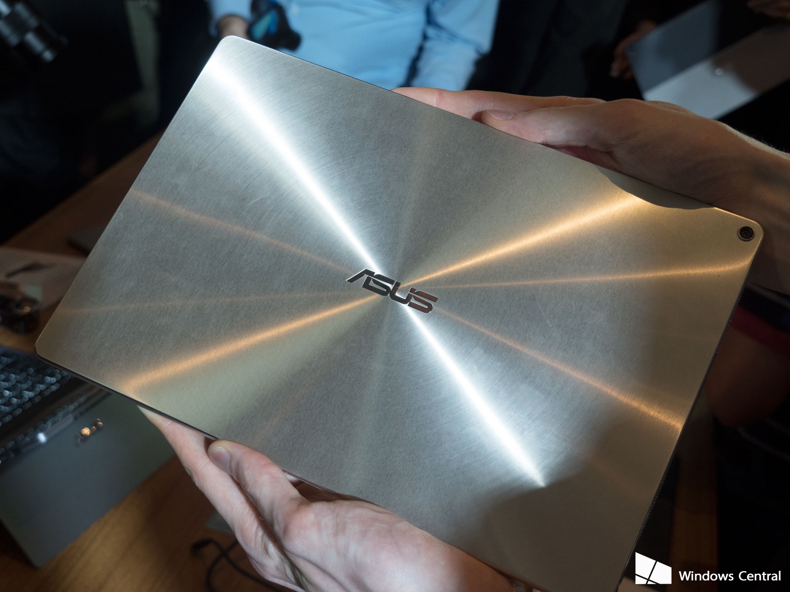 Trên tay Asus Transformer 3 – đối thủ đáng gờm của iPad Pro