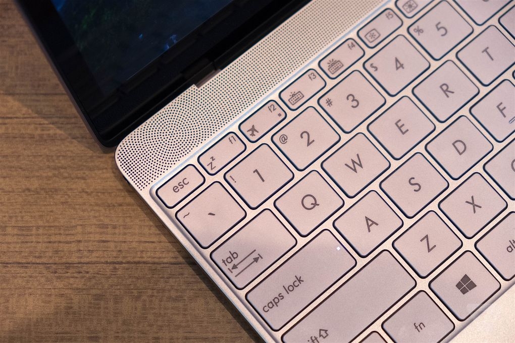 Zenbook 3 khoe sắc cùng Macbook, máy nào đẹp hơn? 9