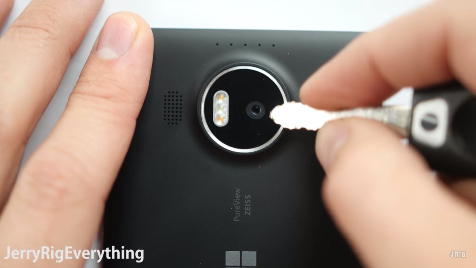 Lumia 950 XL với thử thách cào xước