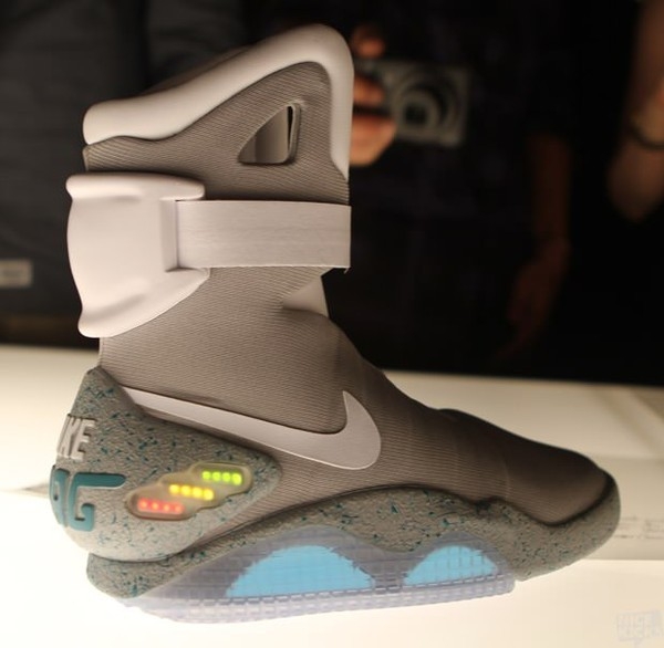Nike Air Mag với khả năng tự động thắt chặt